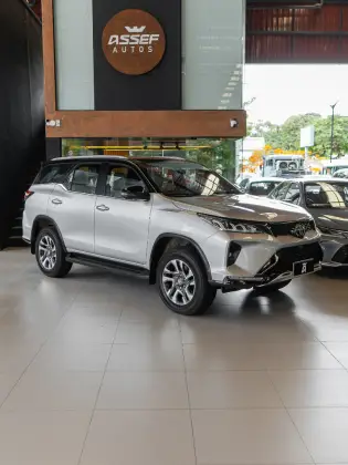 TOYOTA HILUX SW4 2.8 D-4D TURBO DIESEL DIAMOND 7L 4X4 AUTOMÁTICO