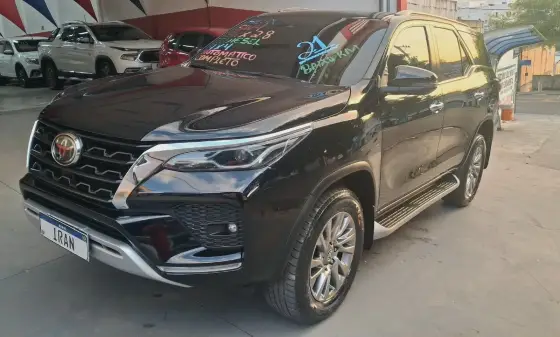 TOYOTA HILUX SW4 2.8 D-4D TURBO DIESEL SRX 7L 4X4 AUTOMÁTICO TOYOTA HILUX SW4 2.8 D-4D TURBO DIESEL SRX 7L 4X4 AUTOMÁTICO