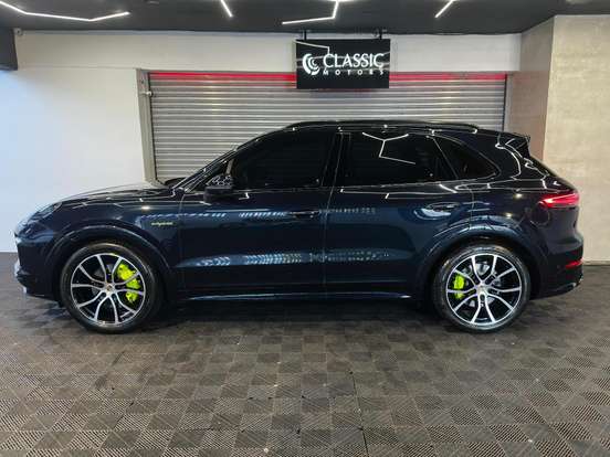 PORSCHE-CAYENNE-2022