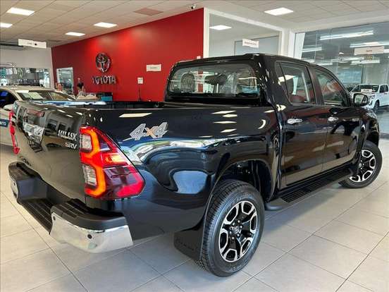 TOYOTA-HILUX-2.8 D-4D TURBO DIESEL CD SRV 4X4 AUTOMÁTICO TOYOTA-HILUX-2025