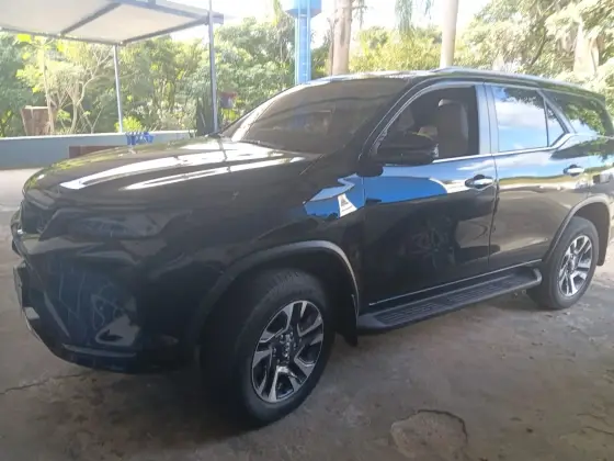 TOYOTA HILUX SW4 2.8 D-4D TURBO DIESEL DIAMOND 7L 4X4 AUTOMÁTICO