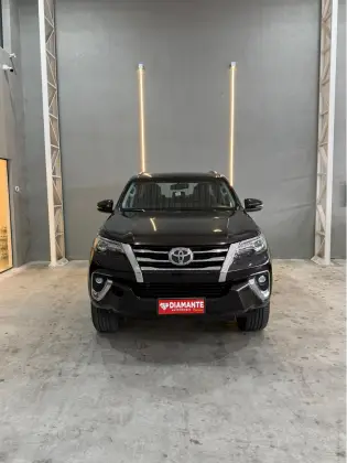 TOYOTA HILUX SW4 2.8 SRX 4X4 7 LUGARES 16V TURBO INTERCOOLER DIESEL 4P AUTOMÁTICO