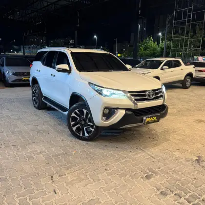 TOYOTA HILUX SW4 2.8 SRX 4X4 7 LUGARES 16V TURBO INTERCOOLER DIESEL 4P AUTOMÁTICO