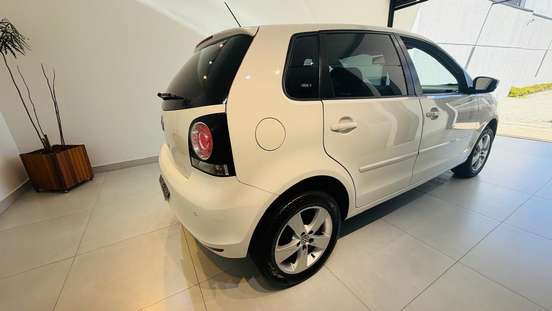 VOLKSWAGEN-POLO-2014