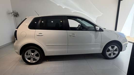 VOLKSWAGEN-POLO-2014