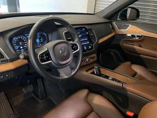 VOLVO-XC90-2021