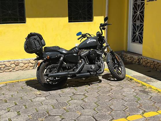 HARLEY-DAVIDSON SPORTSTER IRON 883 