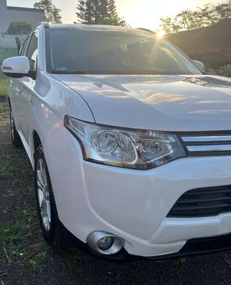 MITSUBISHI-OUTLANDER-2013