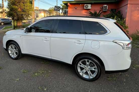 MITSUBISHI-OUTLANDER-2013