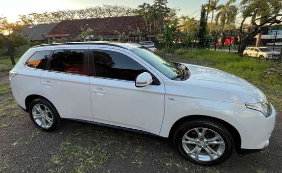 MITSUBISHI-OUTLANDER-2013