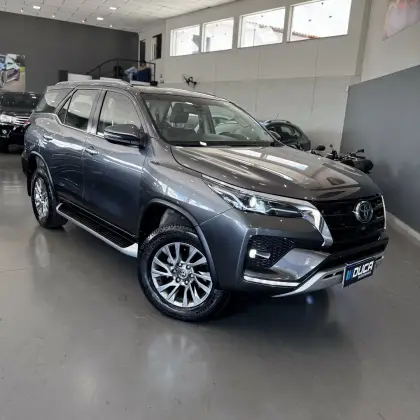 TOYOTA HILUX SW4 2.8 D-4D TURBO DIESEL SRX 7L 4X4 AUTOMÁTICO TOYOTA HILUX SW4 2.8 D-4D TURBO DIESEL SRX 7L 4X4 AUTOMÁTICO