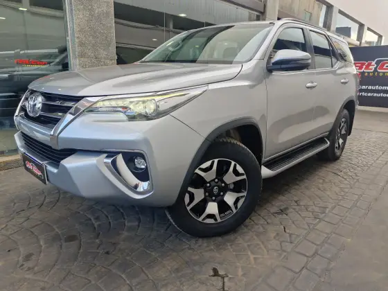 TOYOTA HILUX SW4 2.8 SRX 4X4 7 LUGARES 16V TURBO INTERCOOLER DIESEL 4P AUTOMÁTICO