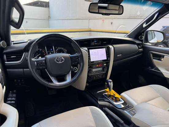 TOYOTA-HILUX SW4-2.8 D-4D TURBO DIESEL DIAMOND 7L 4X4 AUTOMÁTICO TOYOTA-HILUX SW4-2023