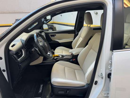 TOYOTA-HILUX SW4-2.8 D-4D TURBO DIESEL DIAMOND 7L 4X4 AUTOMÁTICO TOYOTA-HILUX SW4-2023
