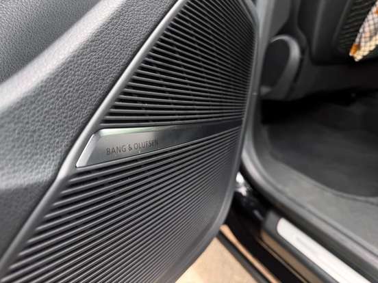 AUDI-Q8-2019