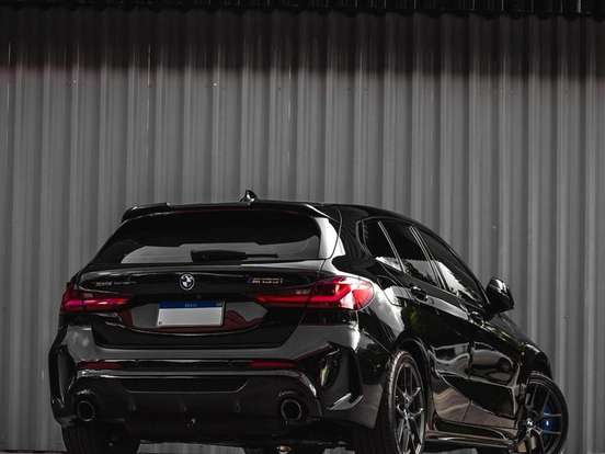 BMW-M 135i-2.0 16V TURBO GASOLINA XDRIVE DARK EDITION AUTOMÁTICO BMW-M 135i-2021