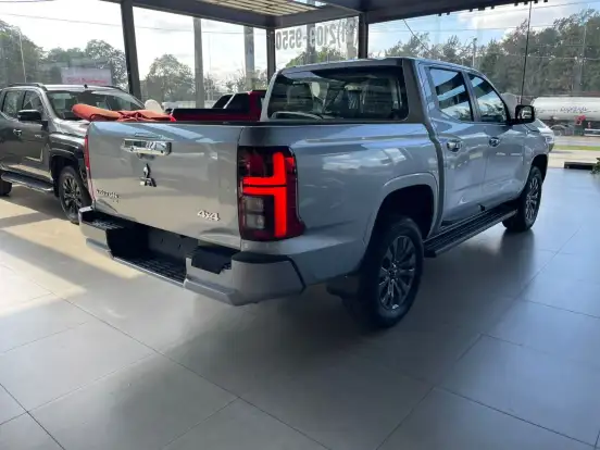 MITSUBISHI-TRITON-2.4 BITURBO DIESEL CD HPE 4X4 AUTOMÁTICO MITSUBISHI-TRITON-2025