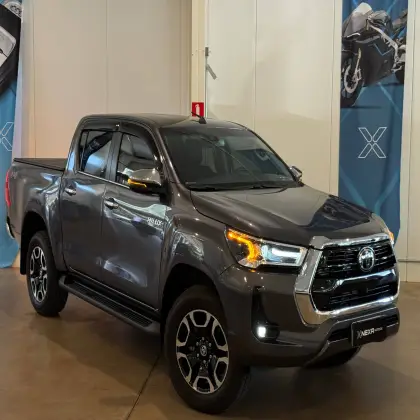 TOYOTA HILUX 2.8 D-4D TURBO DIESEL CD SRX 4X4 AUTOMÁTICO