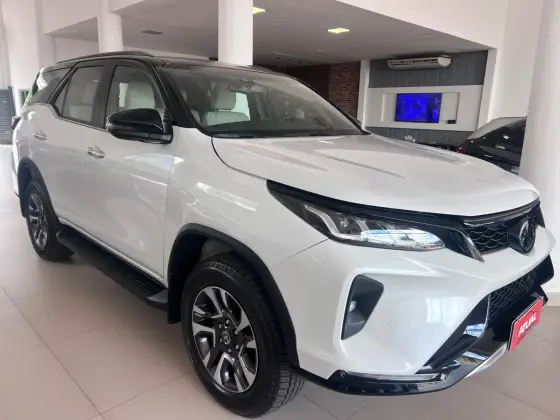 TOYOTA HILUX SW4 2.8 D-4D TURBO DIESEL DIAMOND 7L 4X4 AUTOMÁTICO