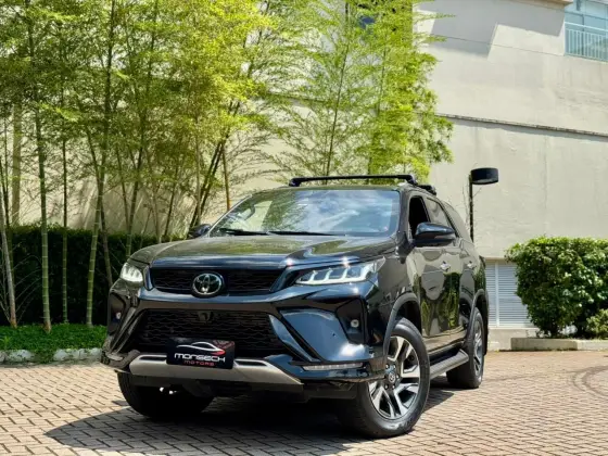 TOYOTA HILUX SW4 2.8 D-4D TURBO DIESEL DIAMOND 7L 4X4 AUTOMÁTICO