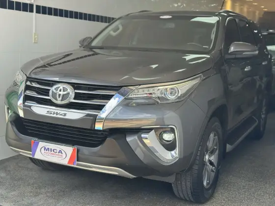 TOYOTA HILUX SW4 2.8 SRX 4X4 7 LUGARES 16V TURBO INTERCOOLER DIESEL 4P AUTOMÁTICO