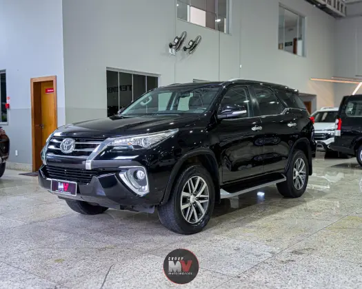 TOYOTA HILUX SW4 2.8 SRX 4X4 7 LUGARES 16V TURBO INTERCOOLER DIESEL 4P AUTOMÁTICO