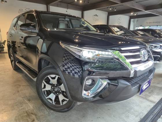 TOYOTA HILUX SW4 2.8 SRX DIAMOND 4X4 7 LUGARES 16V TURBO INTERCOOLER DIESEL 4P AUTOMÁTICO