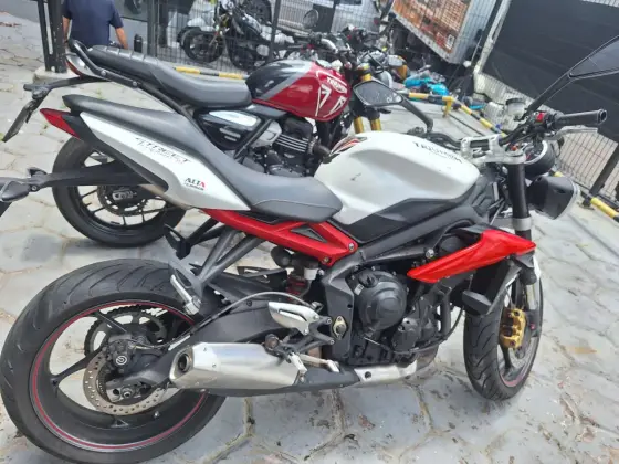 TRIUMPH STREET TRIPLE 675 ABS 