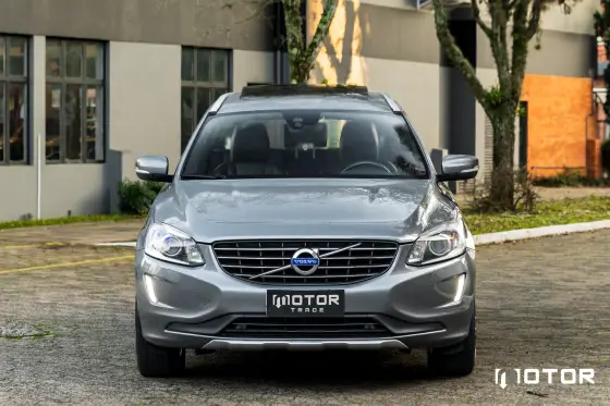 VOLVO XC60 2.4 D5 MOMENTUM DIESEL AWD 4P AUTOMÁTICO