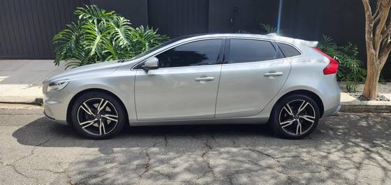 VOLVO V40 2.0 T5 R-DESIGN GASOLINA 4P AUTOMÁTICO