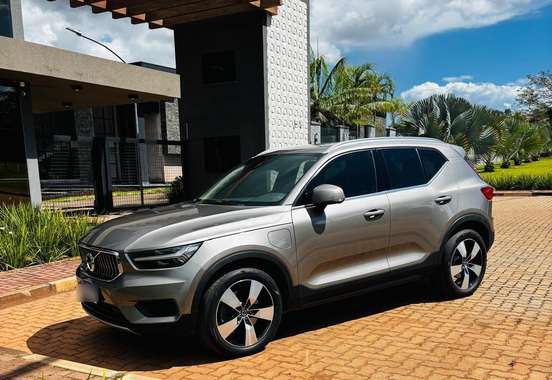 VOLVO-XC40-2021