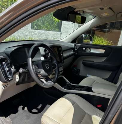 VOLVO-XC40-2021