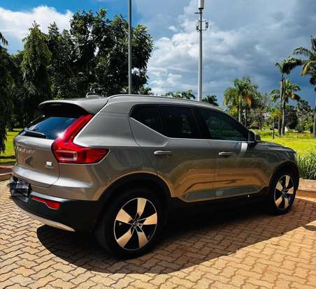 VOLVO-XC40-2021