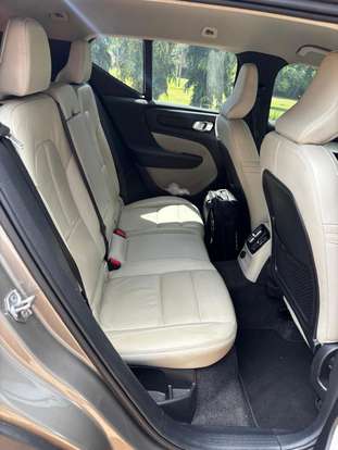 VOLVO-XC40-2021