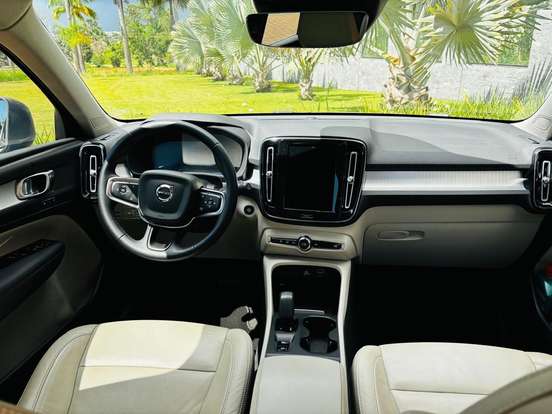 VOLVO-XC40-2021