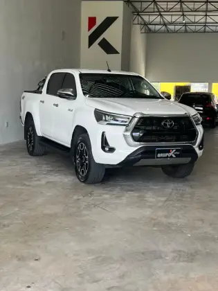 TOYOTA HILUX 2.8 D-4D TURBO DIESEL CD SRX 4X4 AUTOMÁTICO
