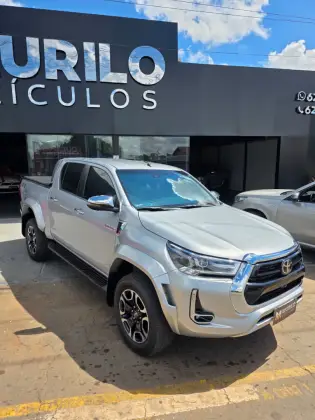 TOYOTA HILUX 2.8 D-4D TURBO DIESEL CD SRX PLUS 4X4 AUTOMÁTICO