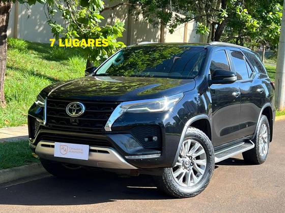 TOYOTA HILUX 2.8 D-4D TURBO DIESEL CD SRX 4X4 AUTOMÁTICO
