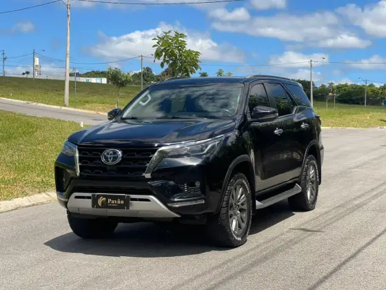 TOYOTA HILUX SW4 2.8 D-4D TURBO DIESEL SRX 7L 4X4 AUTOMÁTICO
