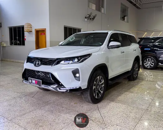 TOYOTA HILUX SW4 2.8 D-4D TURBO DIESEL SRX PLATINUM 7L 4X4 AUTOMÁTICO