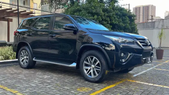 TOYOTA HILUX SW4 2.8 SRX 4X4 7 LUGARES 16V TURBO INTERCOOLER DIESEL 4P AUTOMÁTICO