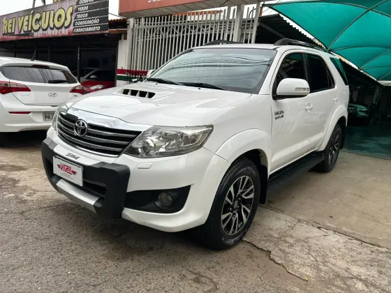 TOYOTA HILUX SW4 3.0 SRV 4X4 7 LUGARES 16V TURBO INTERCOOLER DIESEL 4P AUTOMÁTICO