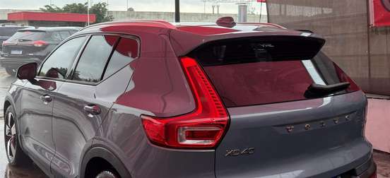 VOLVO-XC40-2019