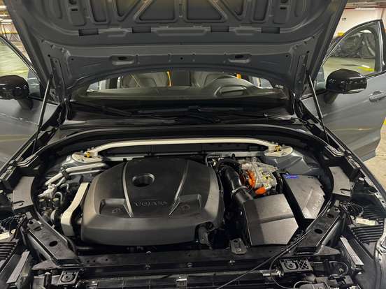 VOLVO-XC60-2024