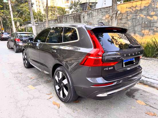 VOLVO-XC60-2023