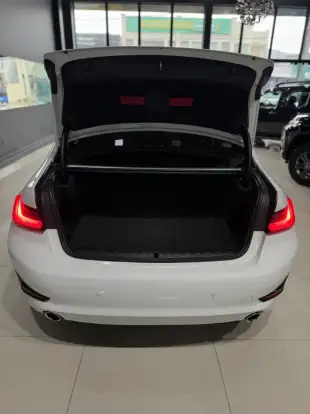 BMW-320i-2020