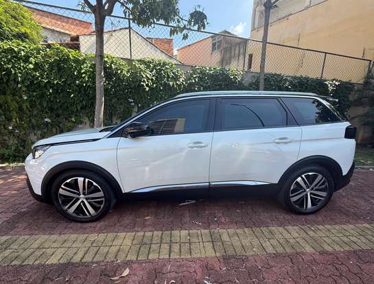PEUGEOT-5008-2018