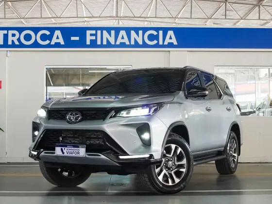 TOYOTA HILUX SW4 2.8 D-4D TURBO DIESEL DIAMOND 7L 4X4 AUTOMÁTICO