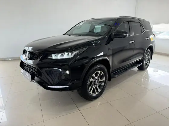 TOYOTA HILUX SW4 2.8 D-4D TURBO DIESEL DIAMOND 7L 4X4 AUTOMÁTICO