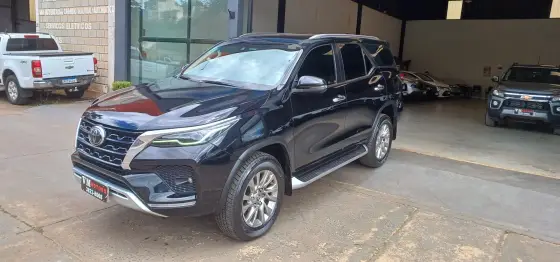 TOYOTA HILUX SW4 2.8 D-4D TURBO DIESEL SRX 7L 4X4 AUTOMÁTICO